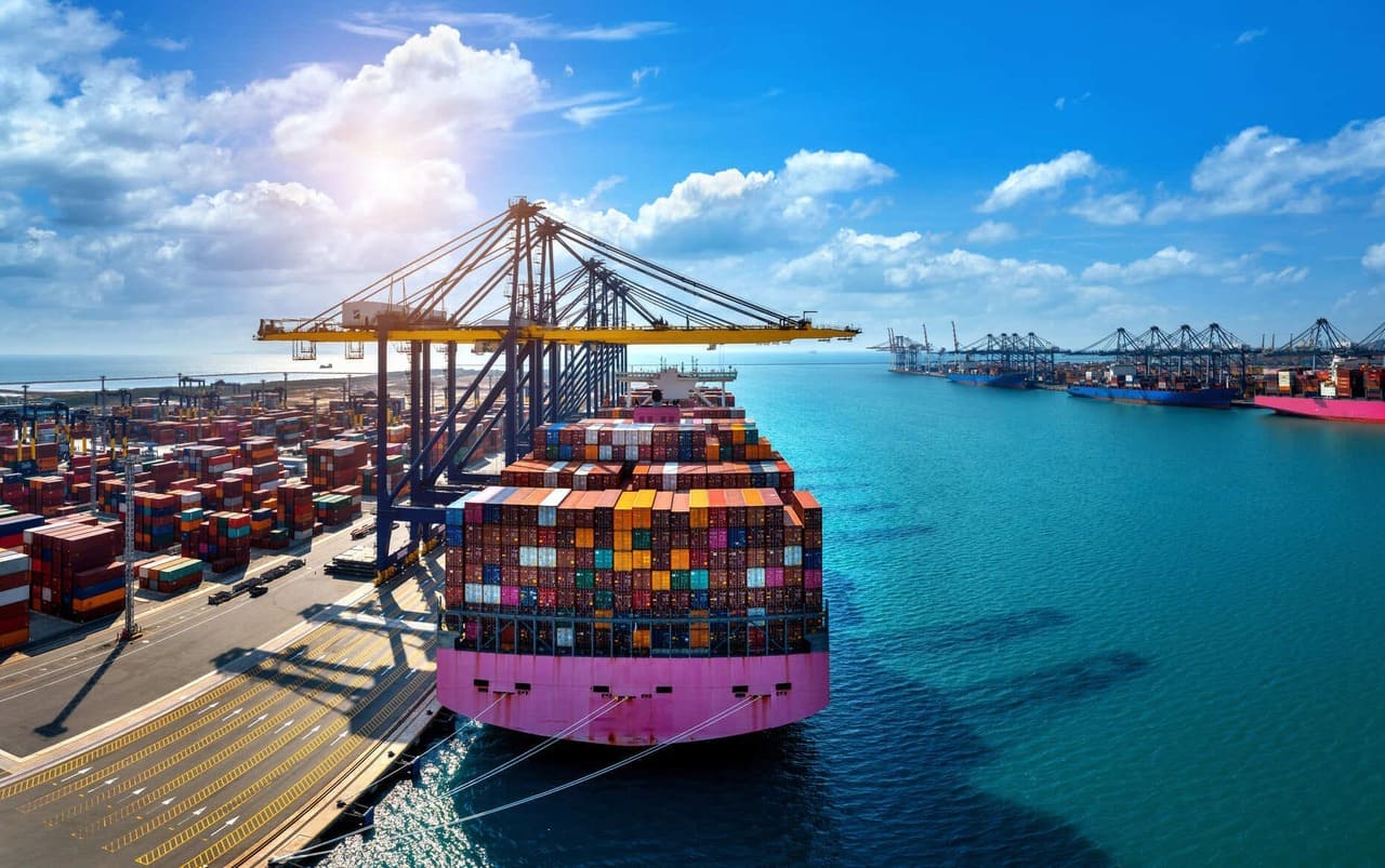 cargo et conteneur de cargo dans le porttransport fluvial conteneur de cargo dans le port import export khabex
